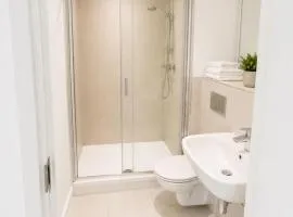 Spacious 2Bed, 2Bath Apartment Ideal for Contractors, Families and Long Stays Free WiFi Sleeps 5