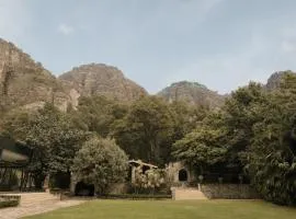 Bajo La Montaña