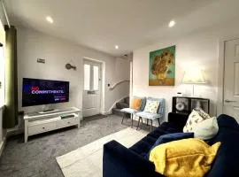 2 Bedroom House - Private Parking
