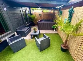 Private wellnes lodge with jacuzzi ,sauna and garden between Amsterdam Haarlem and Schiphol Airport