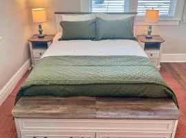 Newly Remodeled Luxury Studio 2 Blocks to Square!