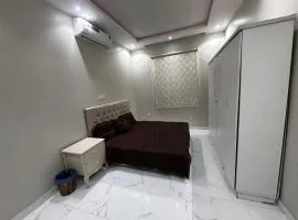 شقة ثلاث غرف نوم ووصالة ومطبخ وحوش مستقل