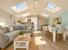 Sea View Holiday Home - 3 Bedrooms, Balcony, Dog Friendly