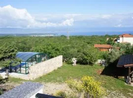 Villa Guki mit überdachtem Pool und Meerblick