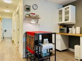 Private Suite for 2 - Skytrain to DT - Free Parking