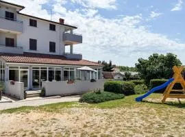 2 Bedroom Cozy Apartment In Zminj