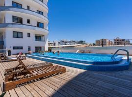 Bright Stylish Flat With Balcony & Shared Pool, hotel em Scala