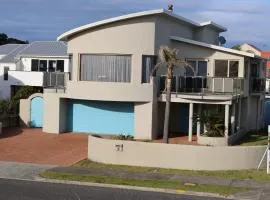 Comfortable 4 Bedroom house at Ohope Beach
