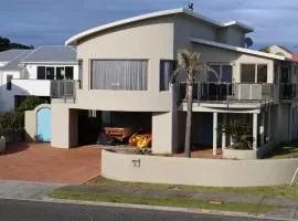 Comfortable 4 Bedroom house at Ohope Beach