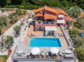 Luxury Villa with Private Pool in Skopelos, Spacious & Private, Villa Amaryllis By Kardous, hotel a Alikias