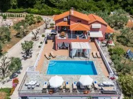 Luxury Villa with Private Pool in Skopelos, Spacious & Private, Villa Amaryllis By Kardous