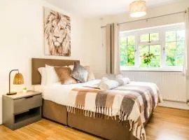 5 Bedroom House, Private Parking, Near Gatwick Airport, Contractor & Family Friendly Fast Wi-Fi & Self Check-In