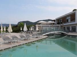 Parc Hotel Germano Suites & Apartments, хотел в Бардолино