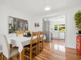 Comfortable 3 bed house near Bedgrove park