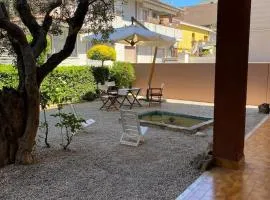 villatta con giardino a cique passi dal mare