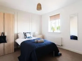 Spacious 6BR Home in Worksop Sleeps 6 Parking
