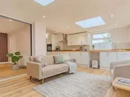 Bungalow - Sleeps 6 - Parking - Garden