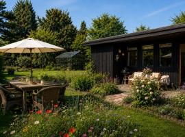 Cozy summer cottage with orangery close to Heatherhill and Beach, khách sạn ở Vejby