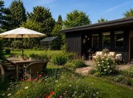 Cozy summer cottage with orangery close to Heatherhill and Beach