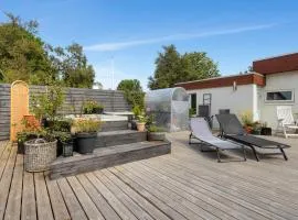 4BR Modern Family Home - Hot Tub, Garden and Parking