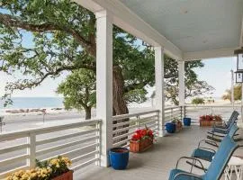 Beach Retreat 11 Beds Sleeps 18 Gulfport
