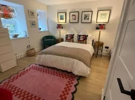 The Warren, Cosy Idyllic Charming features