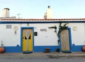 Casinha das Portas Amarelas