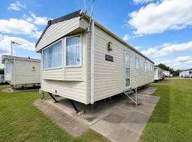 Lovely 6 Berth Caravan At Dovercourt Holiday Park In Essex Ref 44201G