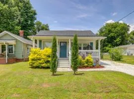 < 3 Mi to Dtwn: Modern Cottage in Greenville!