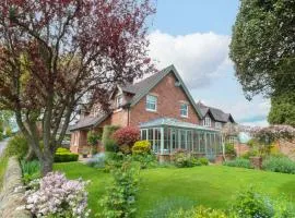 The Garden House - Alton Towers & Peak District