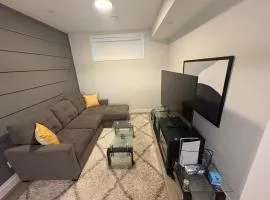 Hotchlair Private Suite with Kitchen, Dining & Cozy Living Area