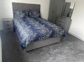 Rooms, 5 miles from centre,24 hr bus