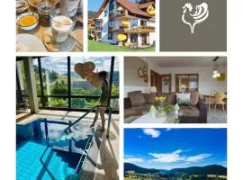 Goldener Hahn Residence Ferienwohnungen mit Infrarot Sauna, Panorama Aussicht & Pool, Frühstücksservice im Aparthotel