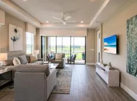 Bright and airy waterfront villa in the Esplanade - Sunny Retreat