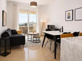 Elevated Hillside Apartment Close To Duquesa Marina