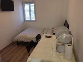 Cozy Jabotinsky Studio in Ashdod, aluguel de temporada em Ashdod