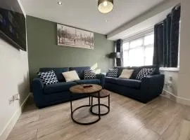 Deluxe 4 Bedroom House With Free Parking