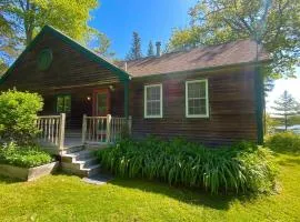 Sea Heather Cottage: Sunny Waterfront Escape for N