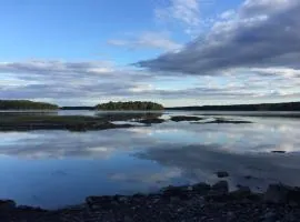 Sea Heather Cottage: Sunny Waterfront Escape for N