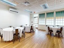 Quaint studio cabin near hiking trails with gym & pool table - dog-friendly
