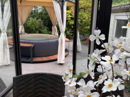 FeWo by HD mit Parkplatz, Wallbox, Wintergarten, hotel i Bad Salzuflen