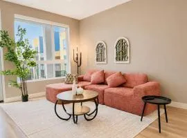 Modern Oasis 10 Min from Disneyland With Pool & GYM