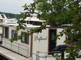 Driftwood Cozy Houseboat on the Water for 2, отель в городе Savanna
