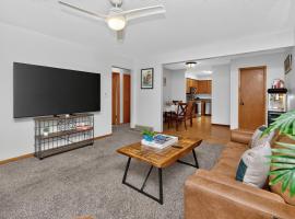 Work & Relax, 3BR Home with Office, Close to Downtown & Prairie Trail, Parking, hotel a Ankeny