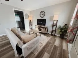 Historic 1BR Apt 2 Queen Beds Near VSU & SGMC