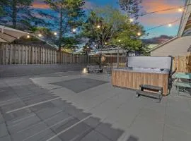 Cozy Seaside Bungalow, Brand New Hot Tub, Fast WiFi & W&D - Walk to the Beach