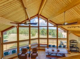3 Mi to Ski Resort: Spacious Angel Fire Retreat, hotel v destinaci Angel Fire