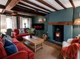 Cosy Cotswolds Cottage with Log Burner, Private Garden, Free Parking, WIFI, near Soho Farmhouse perfect for Families and Business Stays