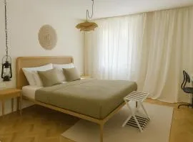 Boutique Heritage Home 4M - Steps from the Sea
