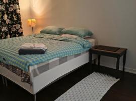 King ensuite room in a property licensed by city-Mississauga, готель у місті Місісаґа
